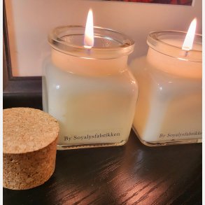 Soyalys i glas med korkprop